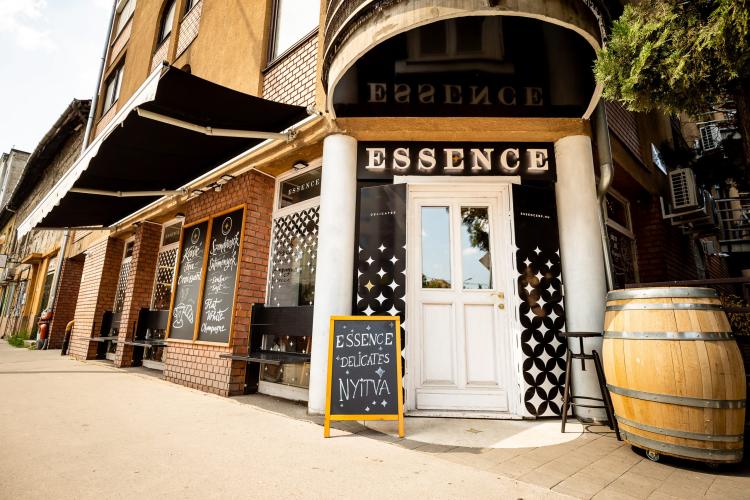 Essence Delicates