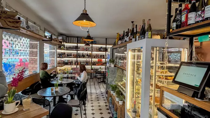 Essence Delicates interior